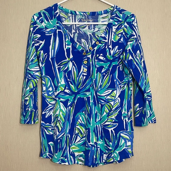 Lilly Pulitzer Tops - Lilly Pulitzer blue palm tree print 3/4 sleeve small top